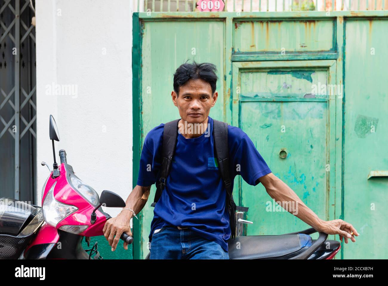 Portrait du jeune thaïlandais penché sur la moto à Thon Quartier Buri de Bangkok Banque D'Images