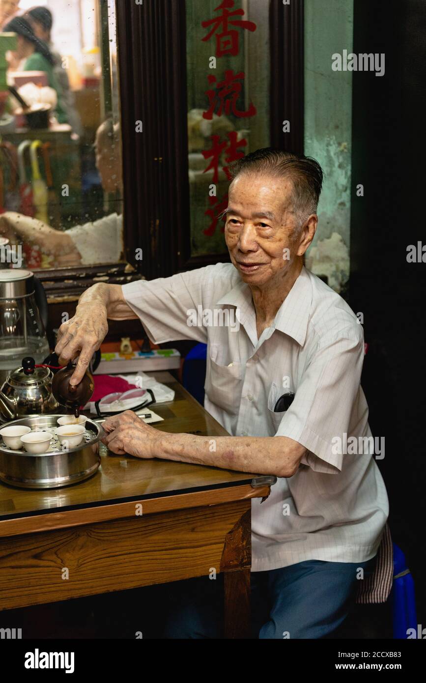 Portrait de l'homme thaïlandais âgé qui est un praticien de La médecine chinoise dans le quartier de Thon Buri à Bangkok Banque D'Images