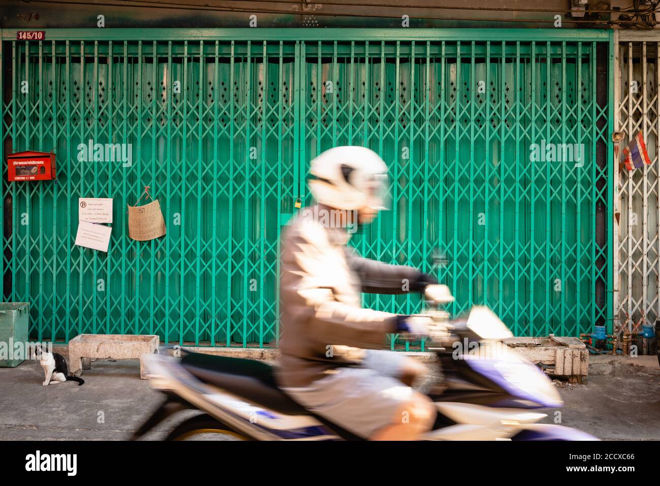 Mouvement flou du motard dans le quartier de Thon Buri de Bangkok Banque D'Images