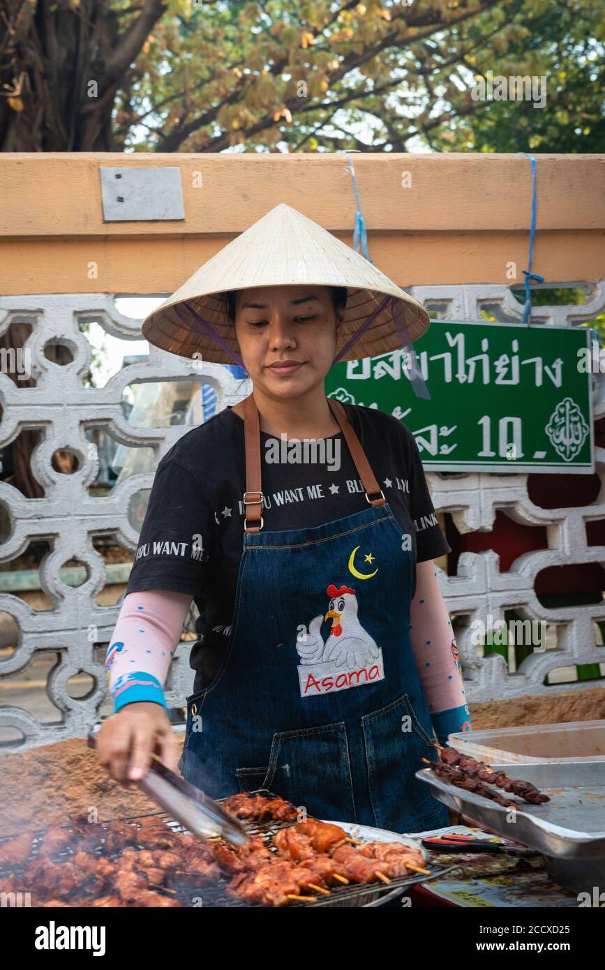 Femme vendant des collations à partir d'un chariot dans le quartier de Thon Buri De Bangkok Banque D'Images