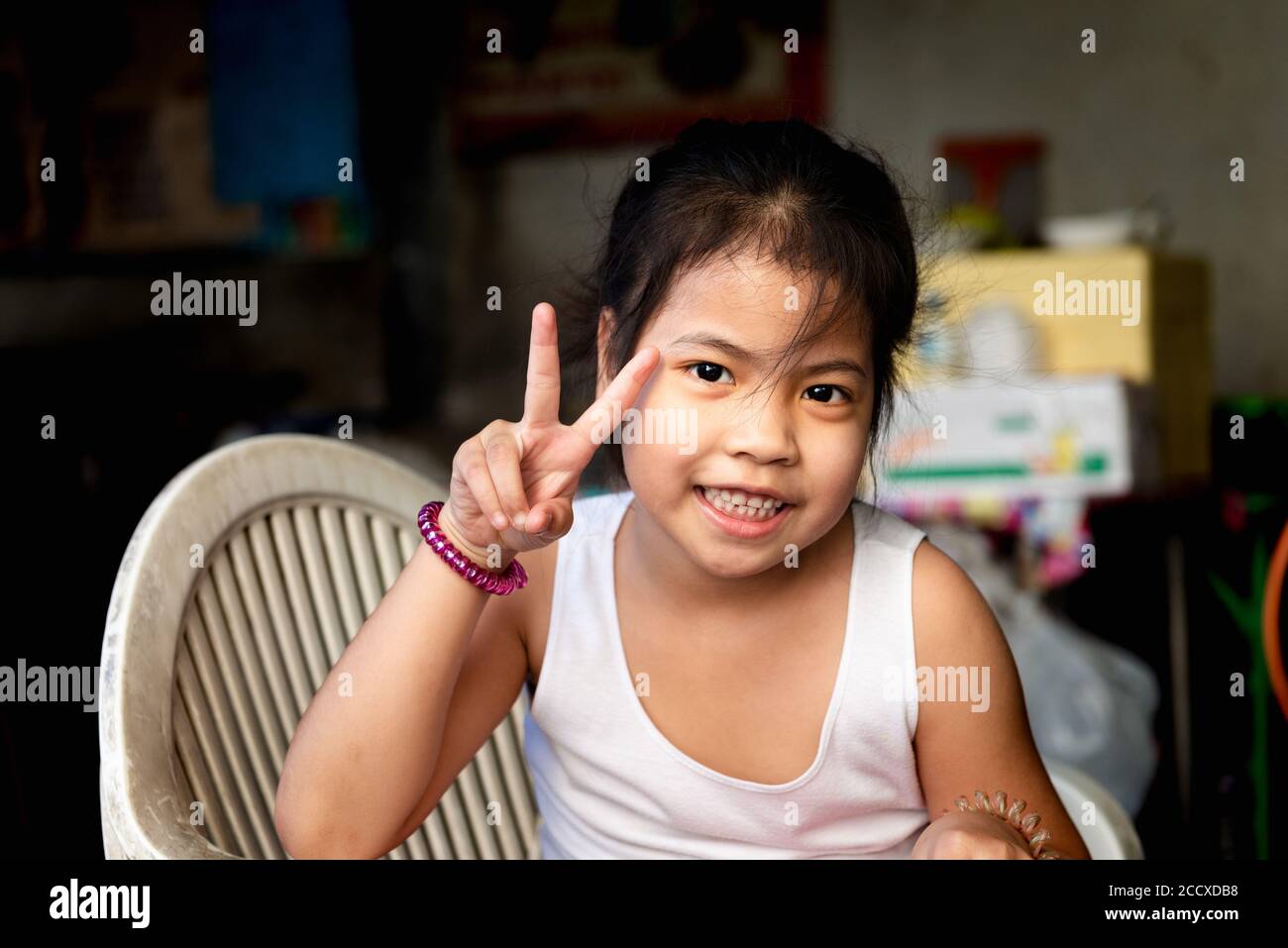 Portrait de la jeune fille thaïlandaise dans le quartier de Thon Buri de Bangkok Banque D'Images