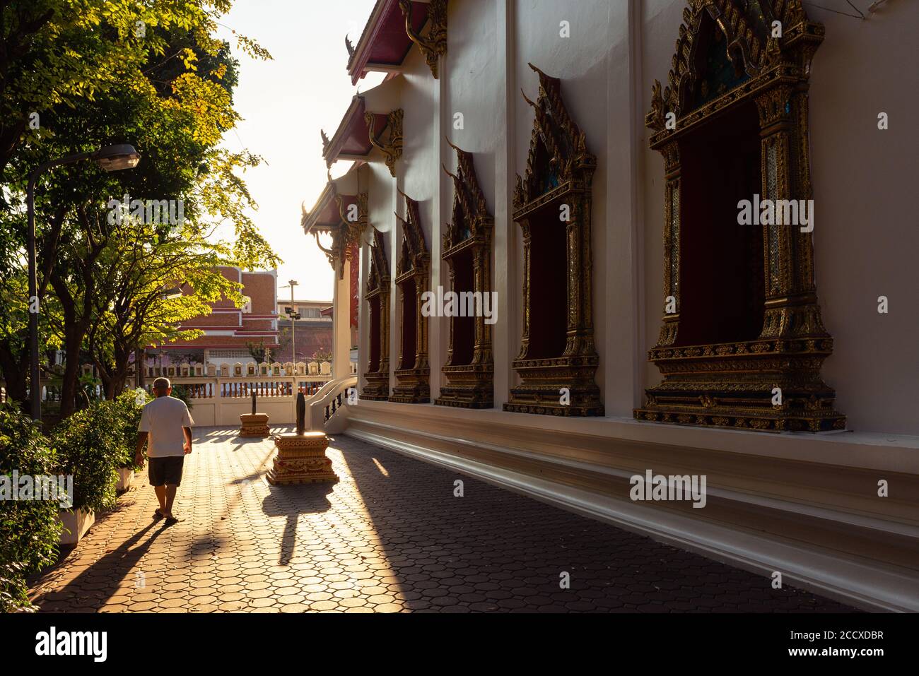 Temple dans la lumière de l'après-midi à Thon Buri, Bangkok Banque D'Images