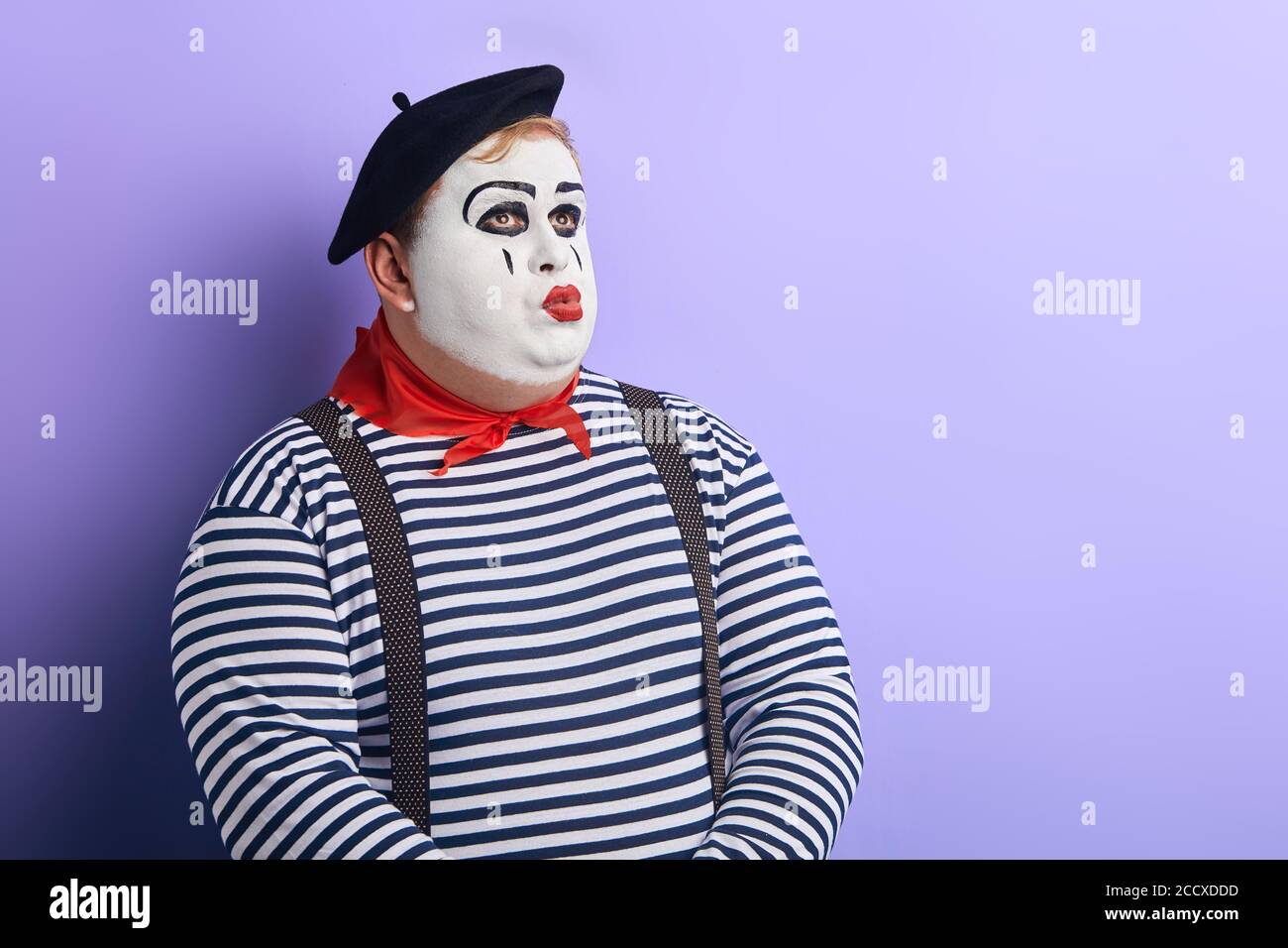 bosse pensive clown réfléchi regardant vers le haut, sifflement . Concept de pantomime et d'émotion.espace de copie. Homme rêvant, faisant un plan, une idée Banque D'Images