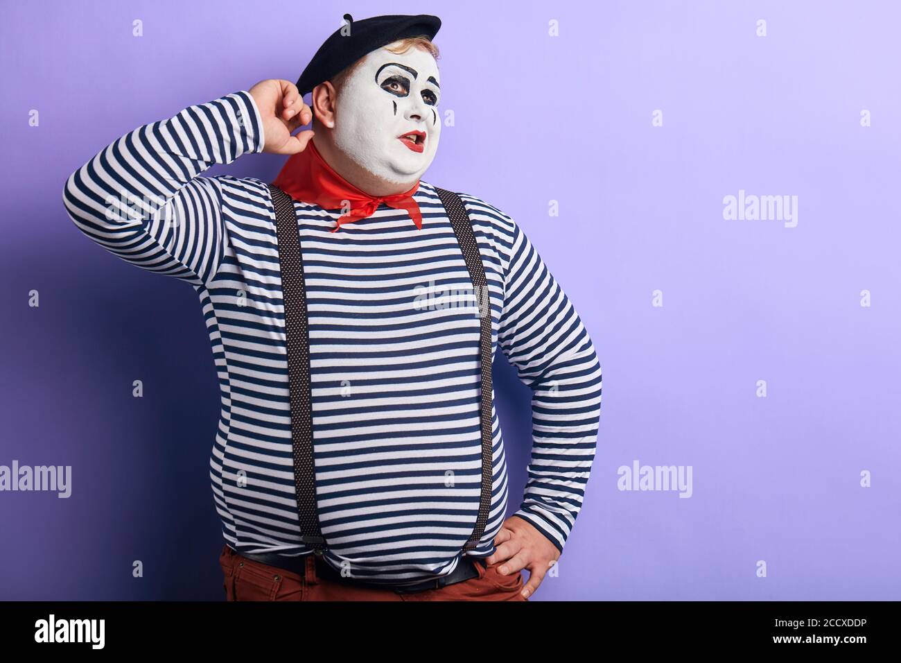 homme pensant profondément à quelque chose, essayant de se souvenir de l'information. copier espace.isolé arrière-plan bleu Banque D'Images