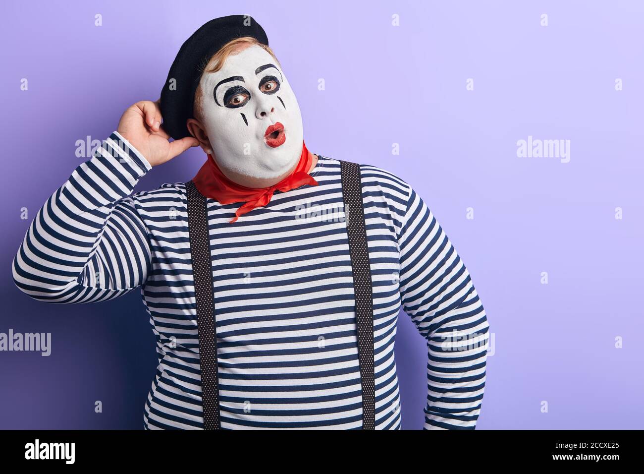 rime drôle de piller sa tête et regarder la caméra, étant surpris à la vente, des réductions. copie space.place pour publicité, texte Banque D'Images