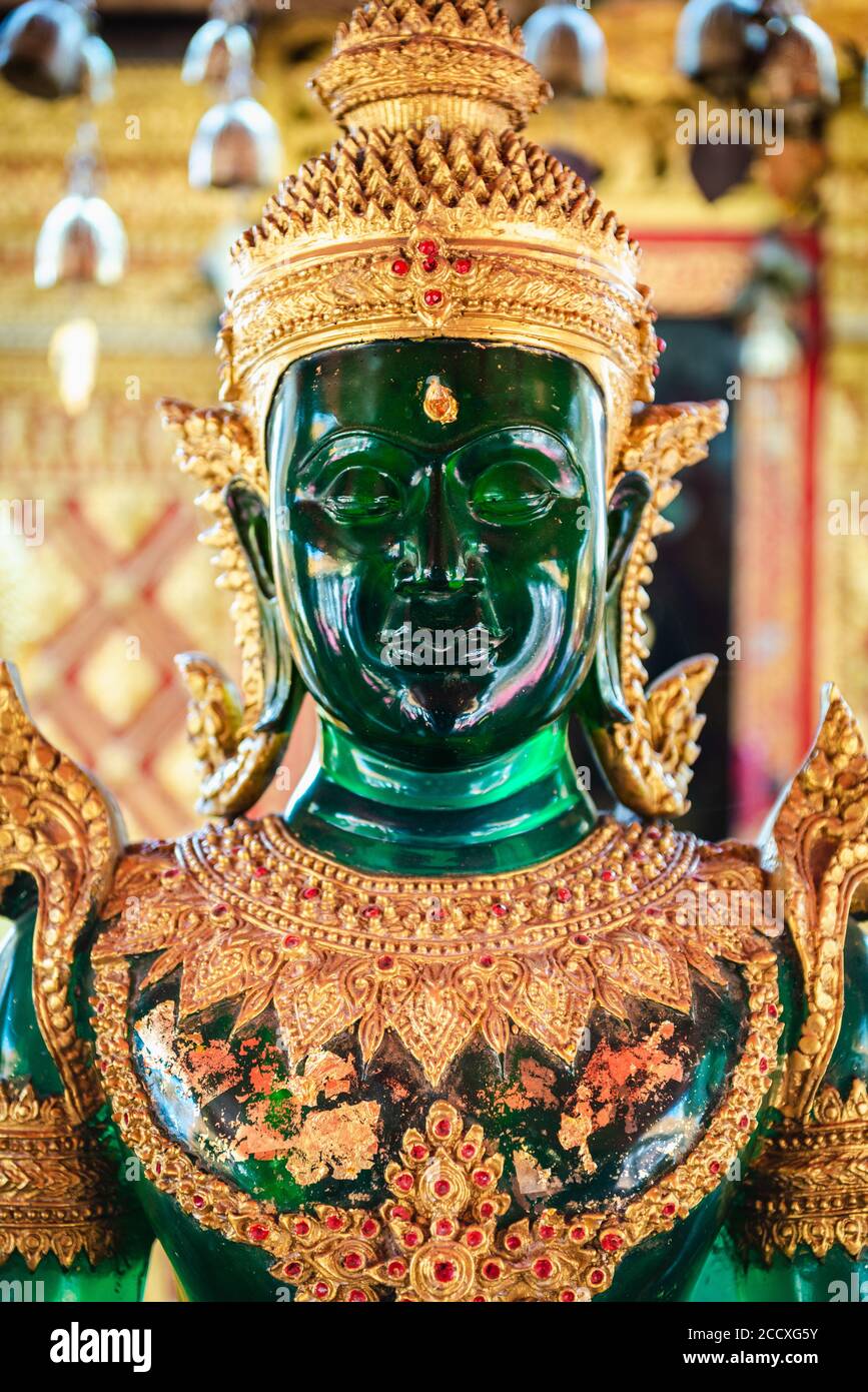 Statue de bouddha de Jade avec détail or au Wat Phra That Doi Suthep, Chaing Mai Banque D'Images