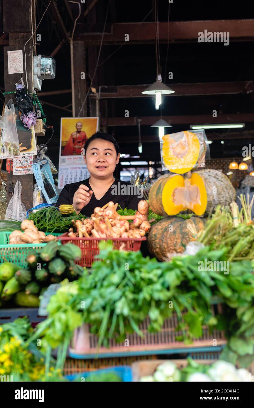 Femme thaïlandaise au marché frais local à Chiang Mai Banque D'Images