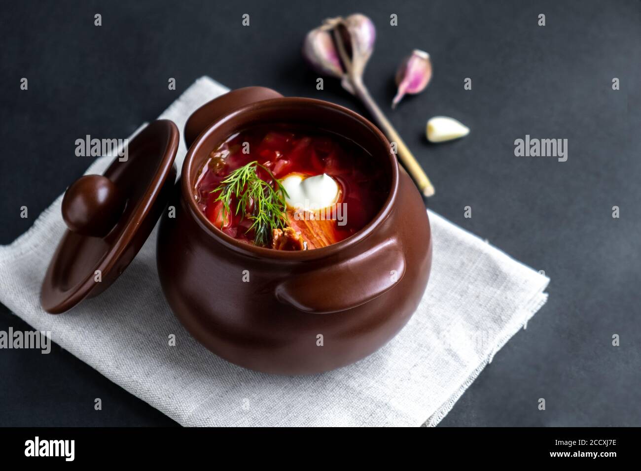 Borscht dans une casserole, soupe de légumes à la viande, à la crème sure et à l'ail sur fond sombre. Cuisine slave traditionnelle.gros plan.Focus sélectif.espace de copie Banque D'Images