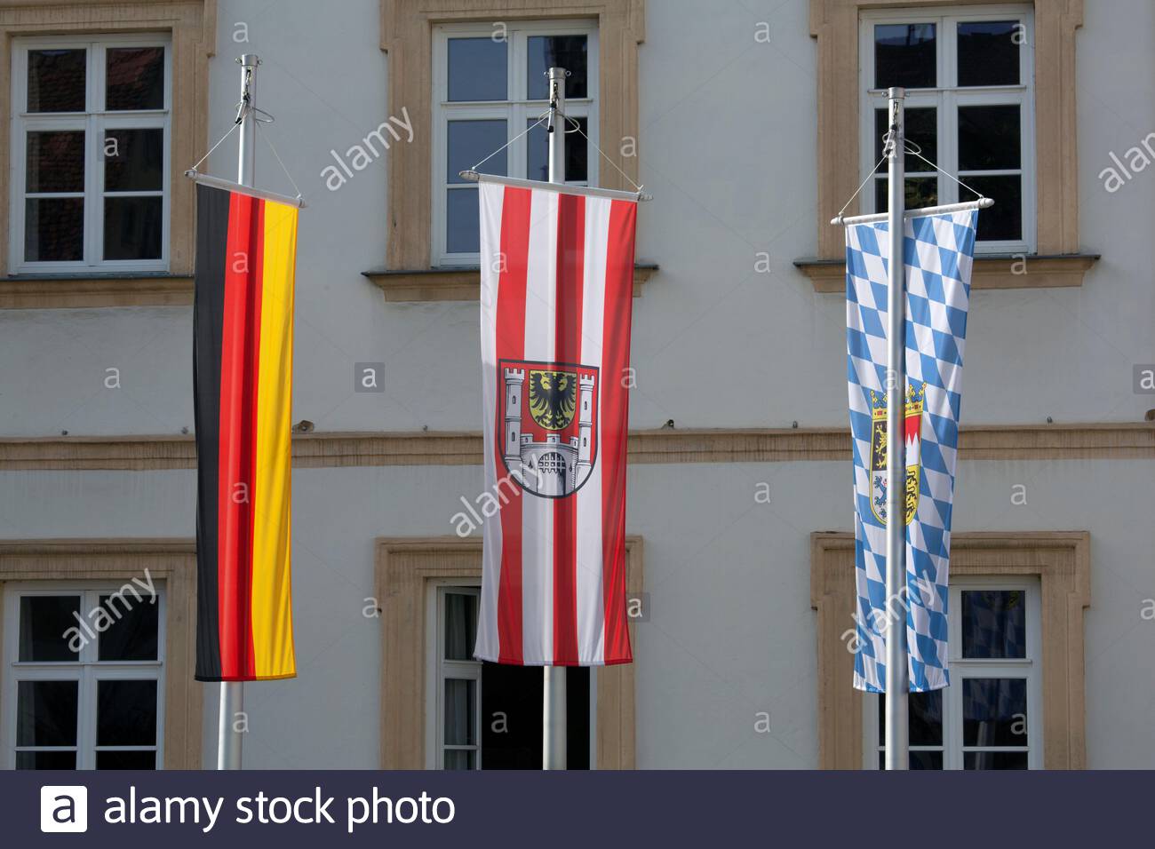 Une photo prise à Weissenburg, en Bavière, montrant trois drapeaux, des drapeaux allemands et bavarois ainsi que le drapeau de la ville Banque D'Images