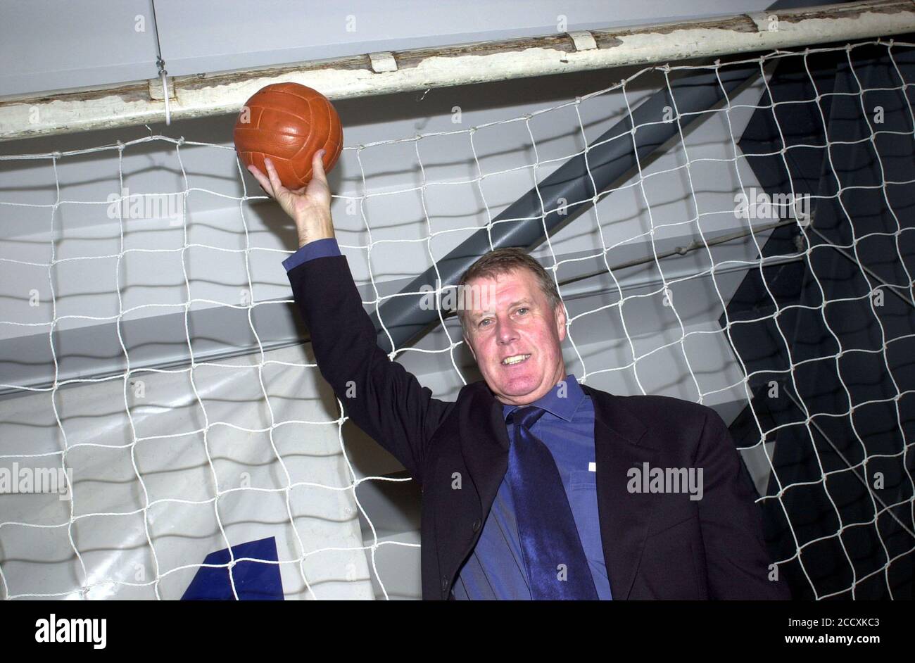 « et ils pensent que les over..it sont maintenant... » ces mots immortels... le héros légendaire d'Englands Sir Geoff Hurst est de nouveau unis avec le célèbre ballon de la coupe du monde et la célèbre barre transversale de la rencontre Angleterre-Allemagne au stade Wembley en 1966. Lorsqu'il a visité le Musée national du football. Banque D'Images