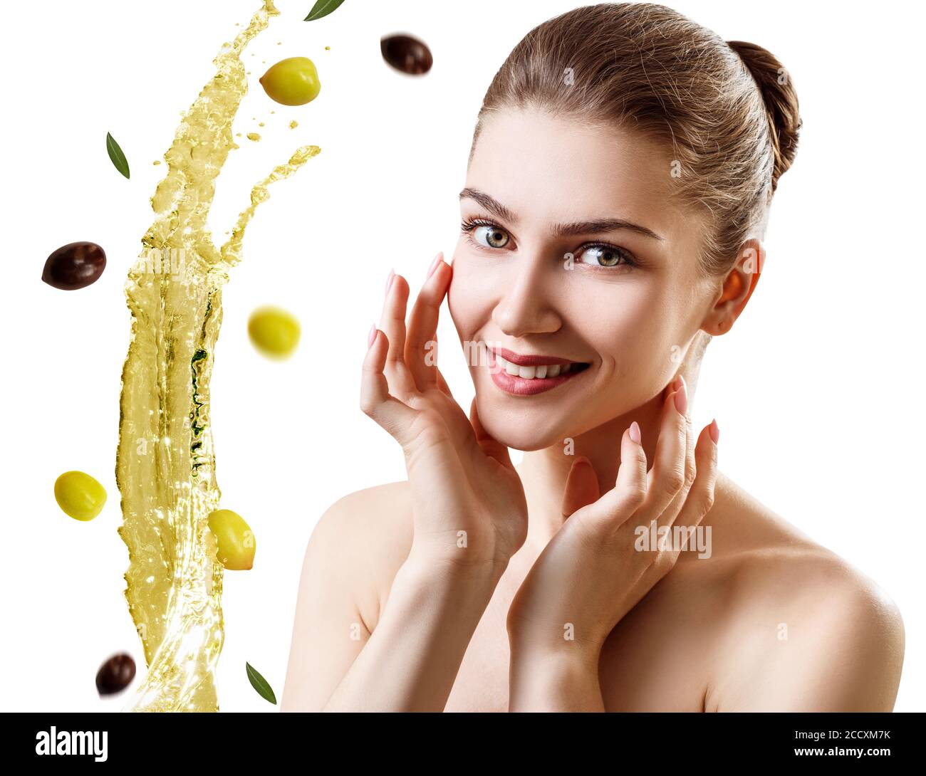 Jeune belle femme près de splash huile d'olive. Banque D'Images
