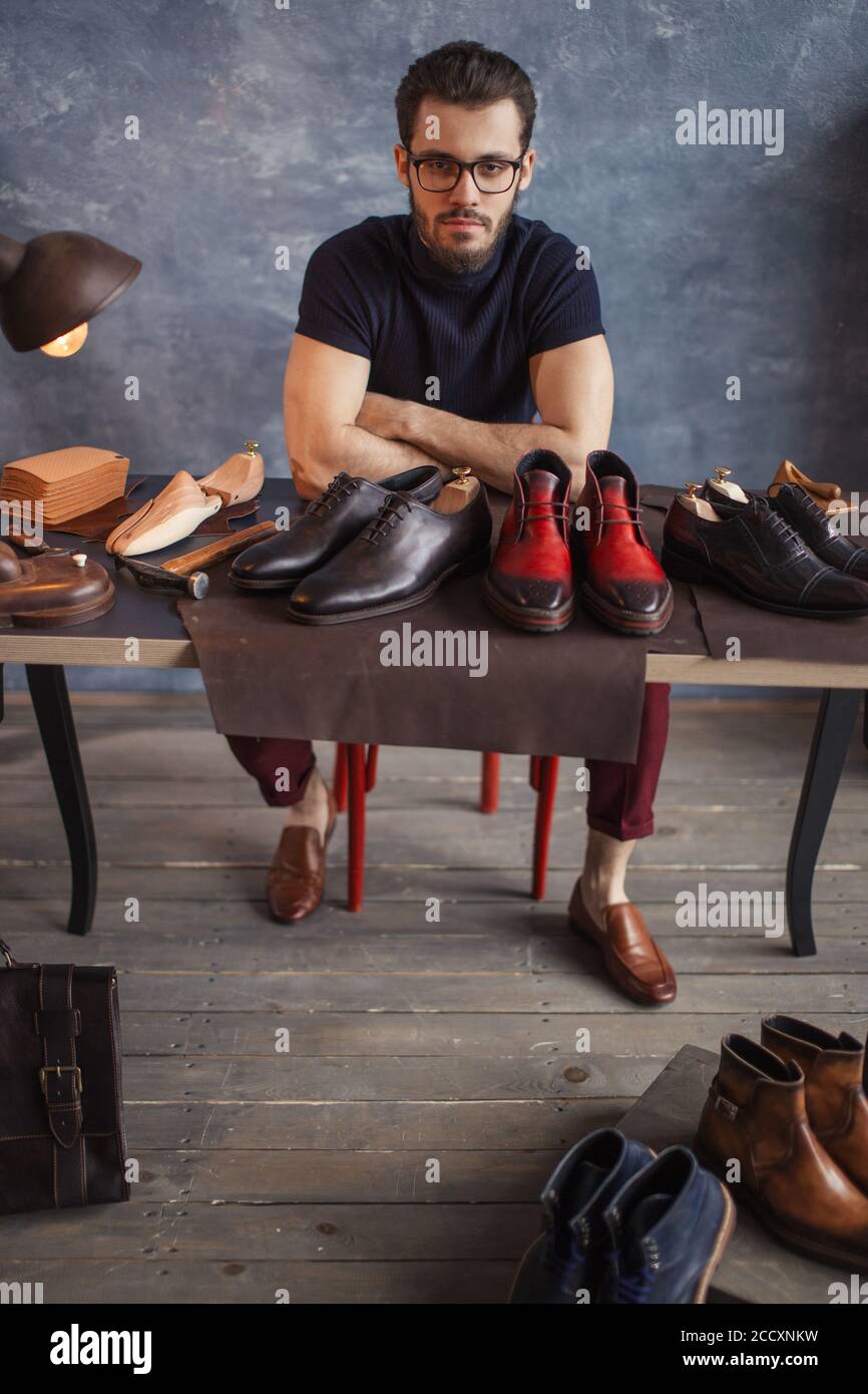Chaussures homme a préparé pour la vente, les entreprises, les concepts,  les chaussures à la mode vente guy Photo Stock - Alamy