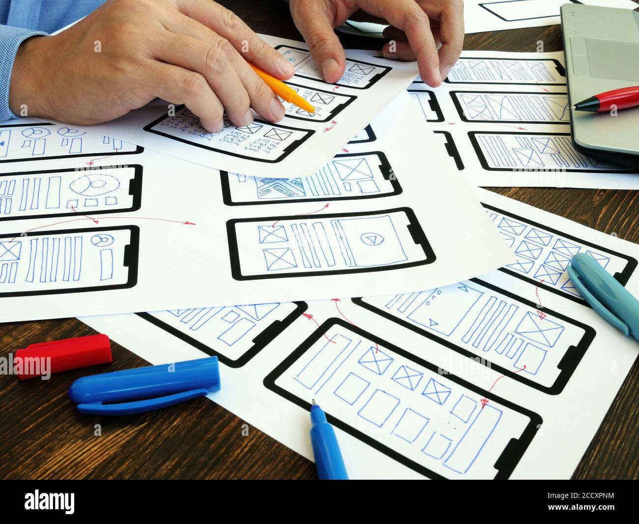 Le concepteur d'interface utilisateur crée la conception d'une application Web mobile. Banque D'Images