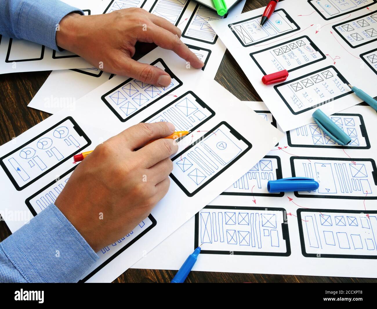 Le concepteur UX développe une application Web mobile. Banque D'Images