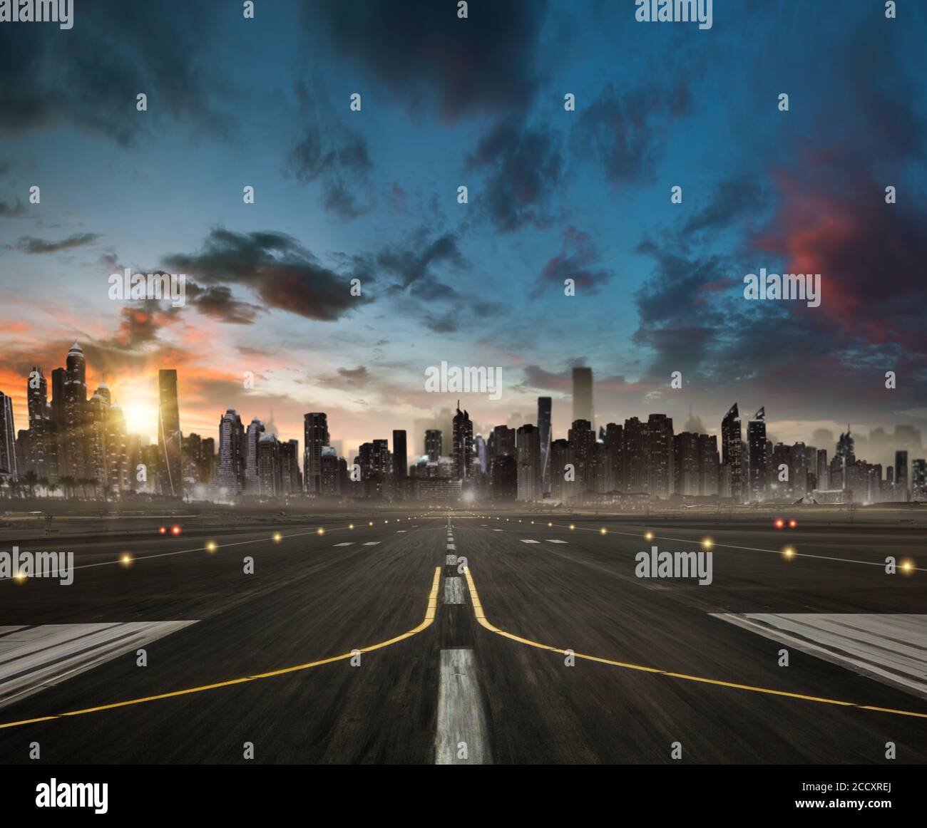 Airplane vide en direction de la ville moderne avec des gratte-ciel de silhouettes. Voyages et transport Banque D'Images