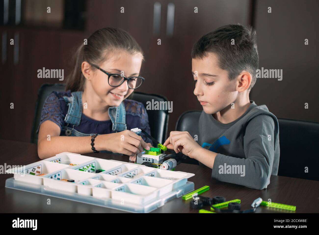 Les enfants de la classe collectent la figure du concepteur. Banque D'Images