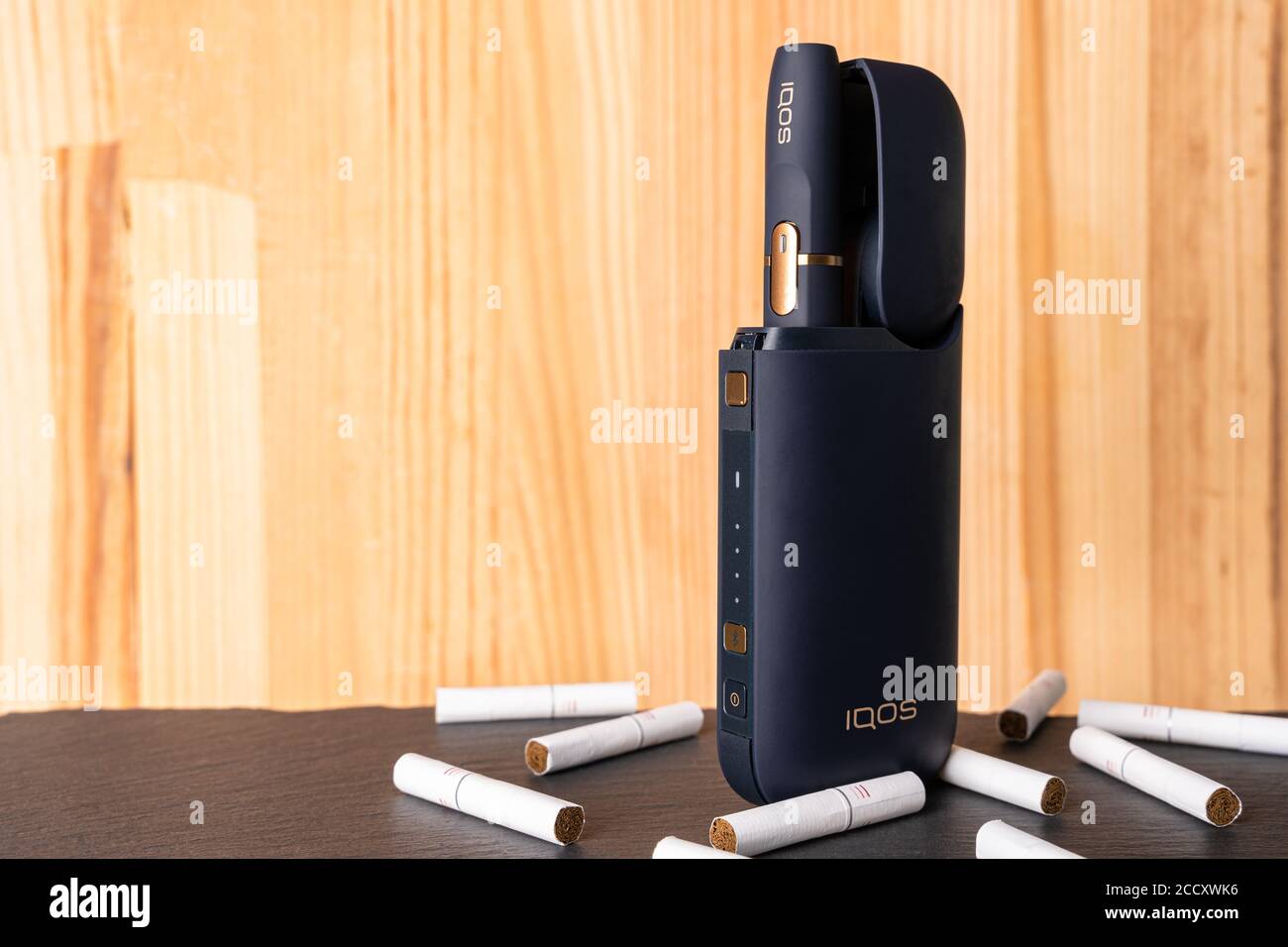 Gdansk, Pologne - 11 août 2020 : système de chauffage du tabac IQOS produit par Philip Morris International, propriétaire de la marque Marlboro. Banque D'Images