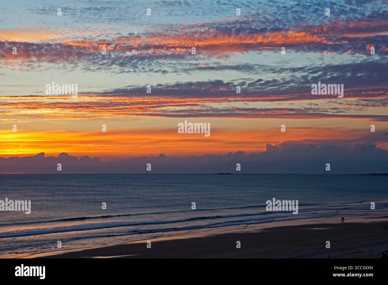 Couple marchant sur la plage de barrosa au coucher du soleil, province de Cadix Banque D'Images