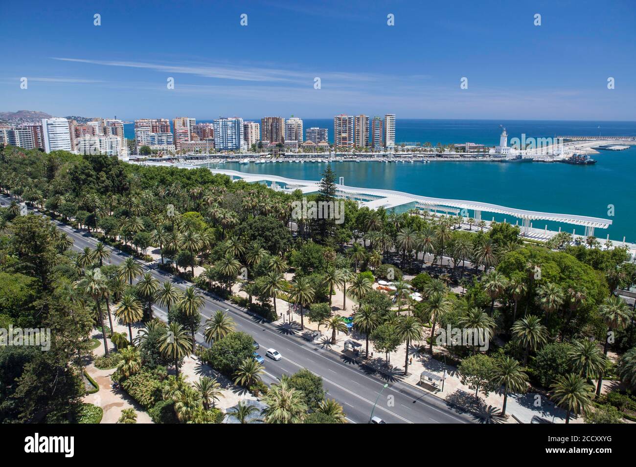 Vue sur la ville avec port et parcs, Malaga, Espagne Banque D'Images