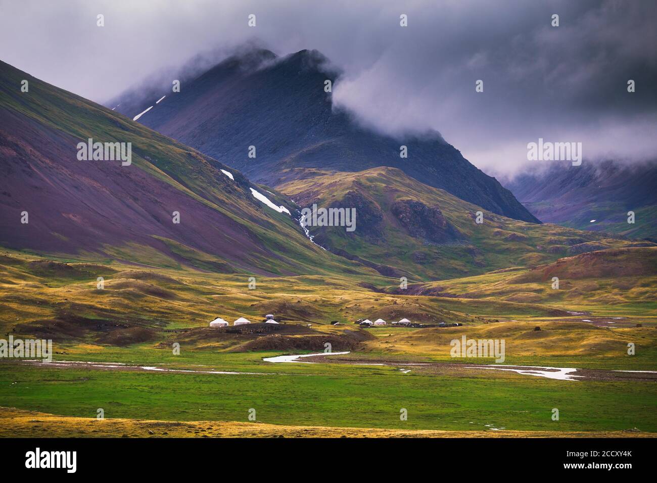 La vie dans les montagnes isolées de l'Altaï. Rivière Oigor et Altaï 5 région des montagnes de bogd. Province de Bayan-Ulgii, Mongolie Banque D'Images