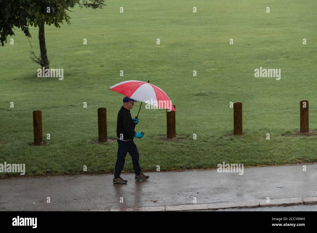 Northampton, Royaume-Uni, Météo. 25 août 2020. Les fortes pluies de nuit devraient se poursuivre jusqu'en début d'après-midi, mais les gens doivent toujours se déplacer, faire de l'exercice et marcher le chien malgré le temps. Crédit : Keith J Smith./Alamy Live News Banque D'Images