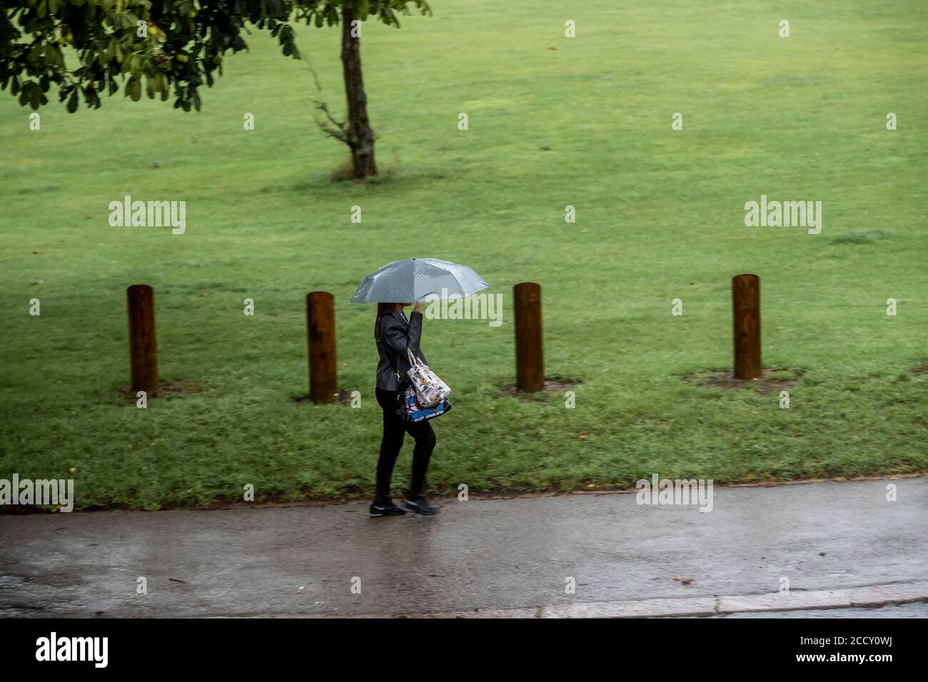 Northampton, Royaume-Uni, Météo. 25 août 2020. Les fortes pluies de nuit devraient se poursuivre jusqu'en début d'après-midi, mais les gens doivent toujours se déplacer, faire de l'exercice et marcher le chien malgré le temps. Crédit : Keith J Smith./Alamy Live News Banque D'Images