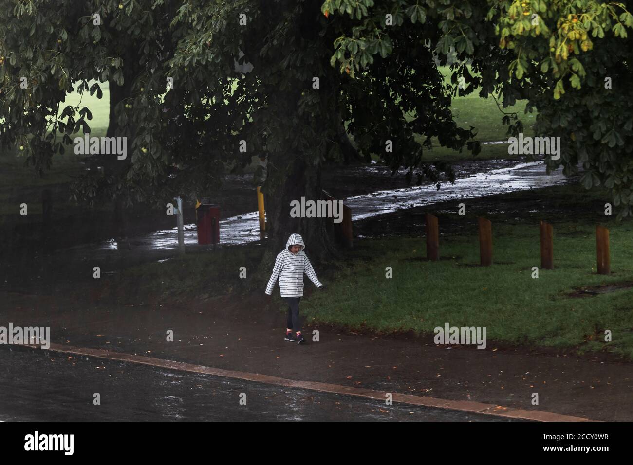 Northampton, Royaume-Uni, Météo. 25 août 2020. Les fortes pluies de nuit devraient se poursuivre jusqu'en début d'après-midi, mais les gens doivent toujours se déplacer, faire de l'exercice et marcher le chien malgré le temps. Crédit : Keith J Smith./Alamy Live News Banque D'Images