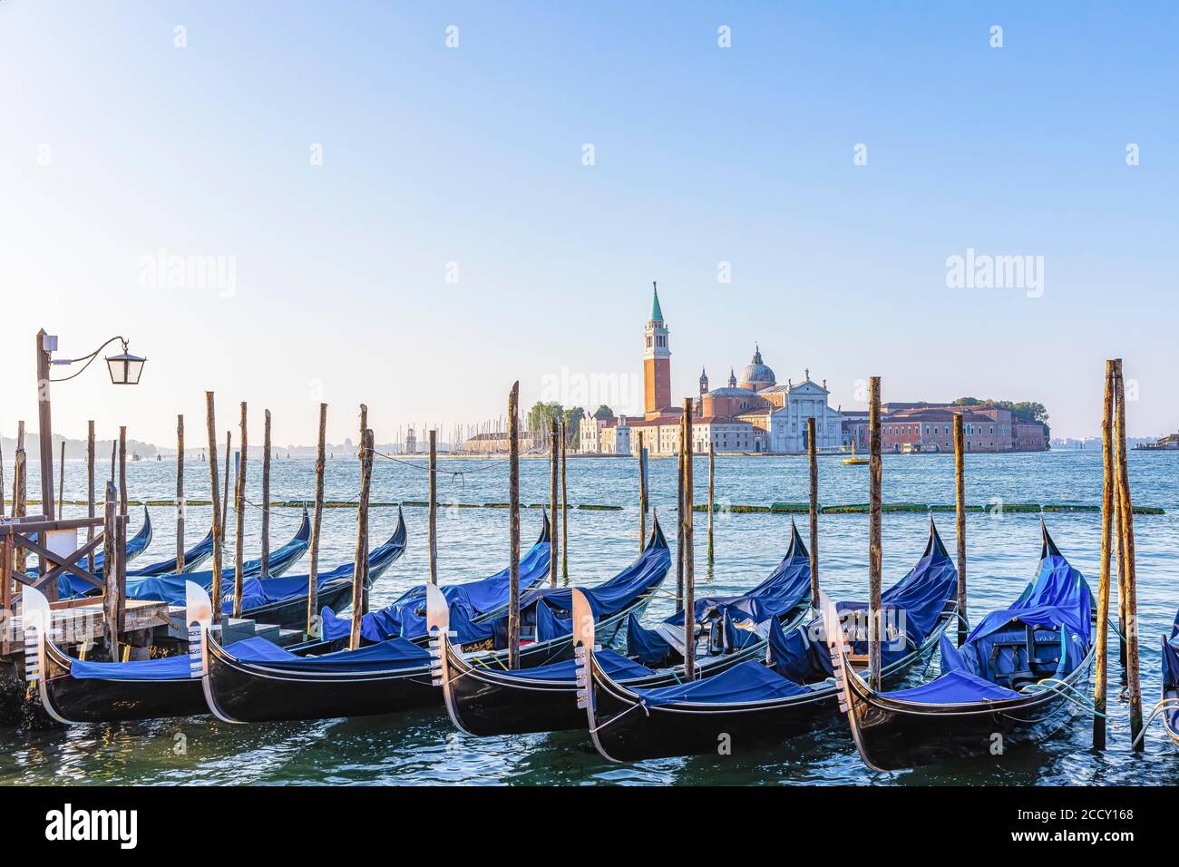 Parking gondoles à la fin de Piazzetta San Marco avec vue sur la basilique de San Giorgio Maggiore, Venise, Vénétie, Italie Banque D'Images