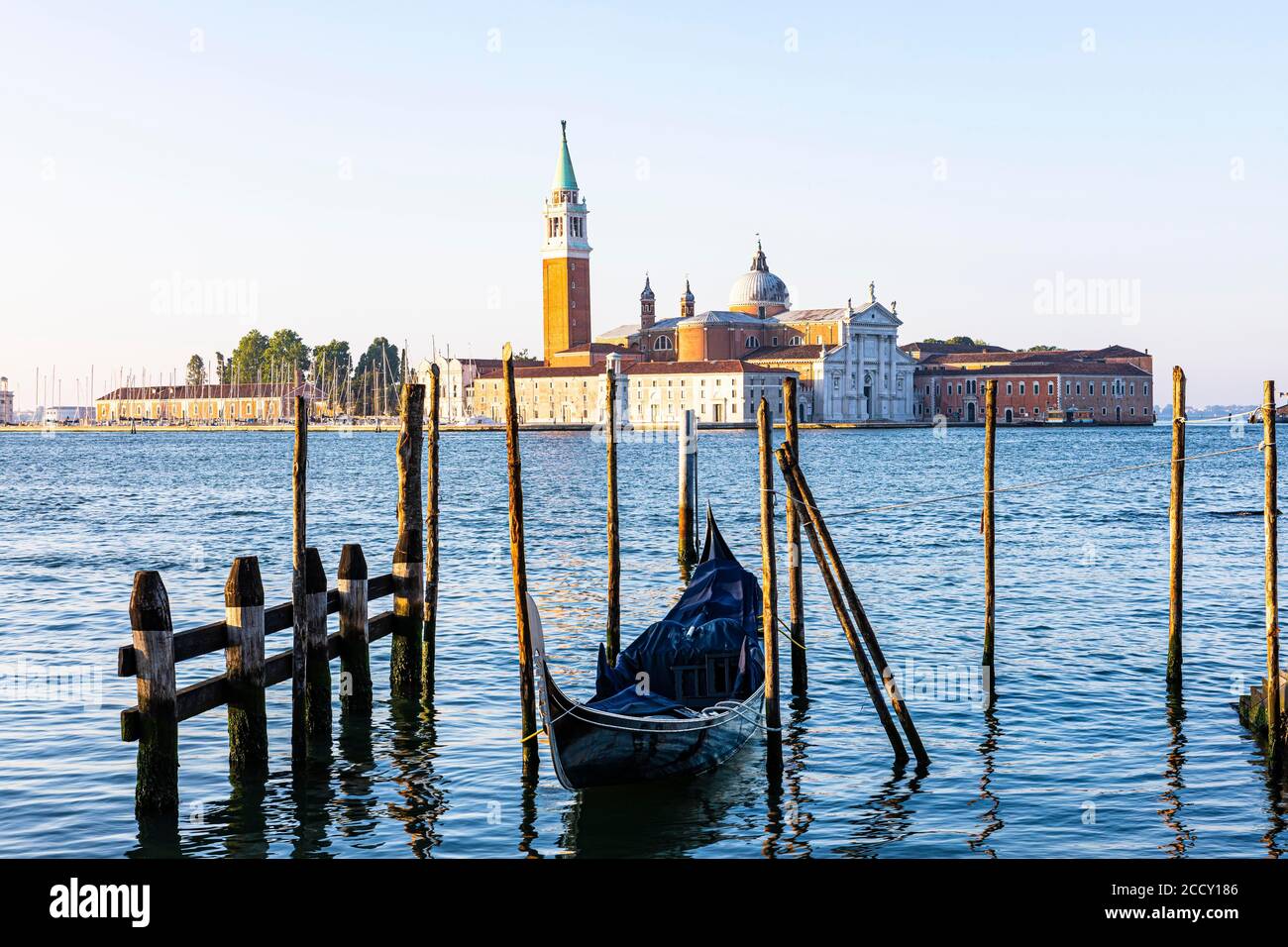 Parking télécabine au bout de Piazzetta San Marco avec vue sur la basilique de San Giorgio Maggiore, Venise, Vénétie, Italie Banque D'Images