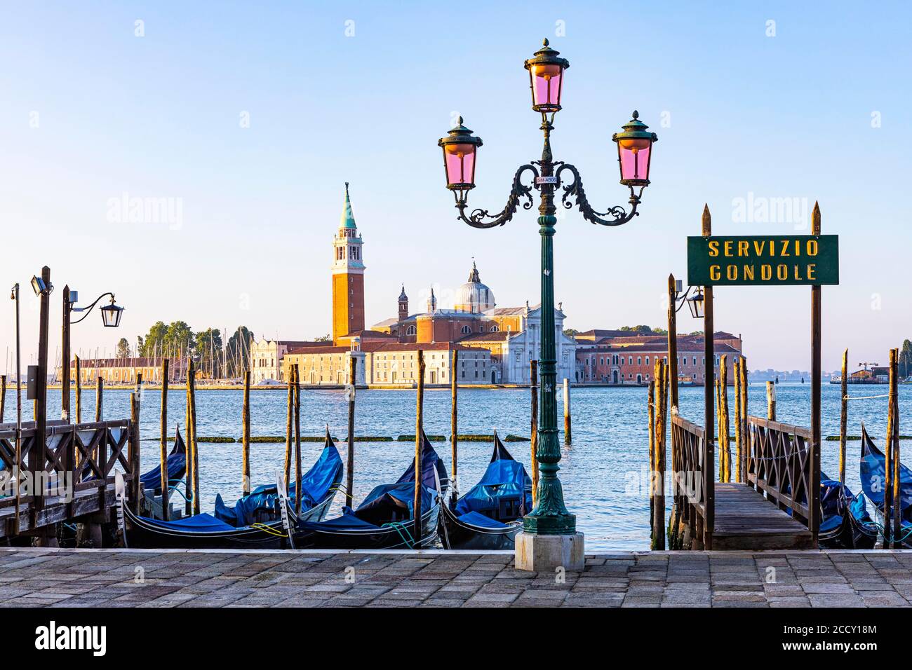 Lanterne et gondoles garées au bout de la Piazza San Marco avec vue sur la basilique de San Giorgio Maggiore, Venise, Vénétie, Italie Banque D'Images