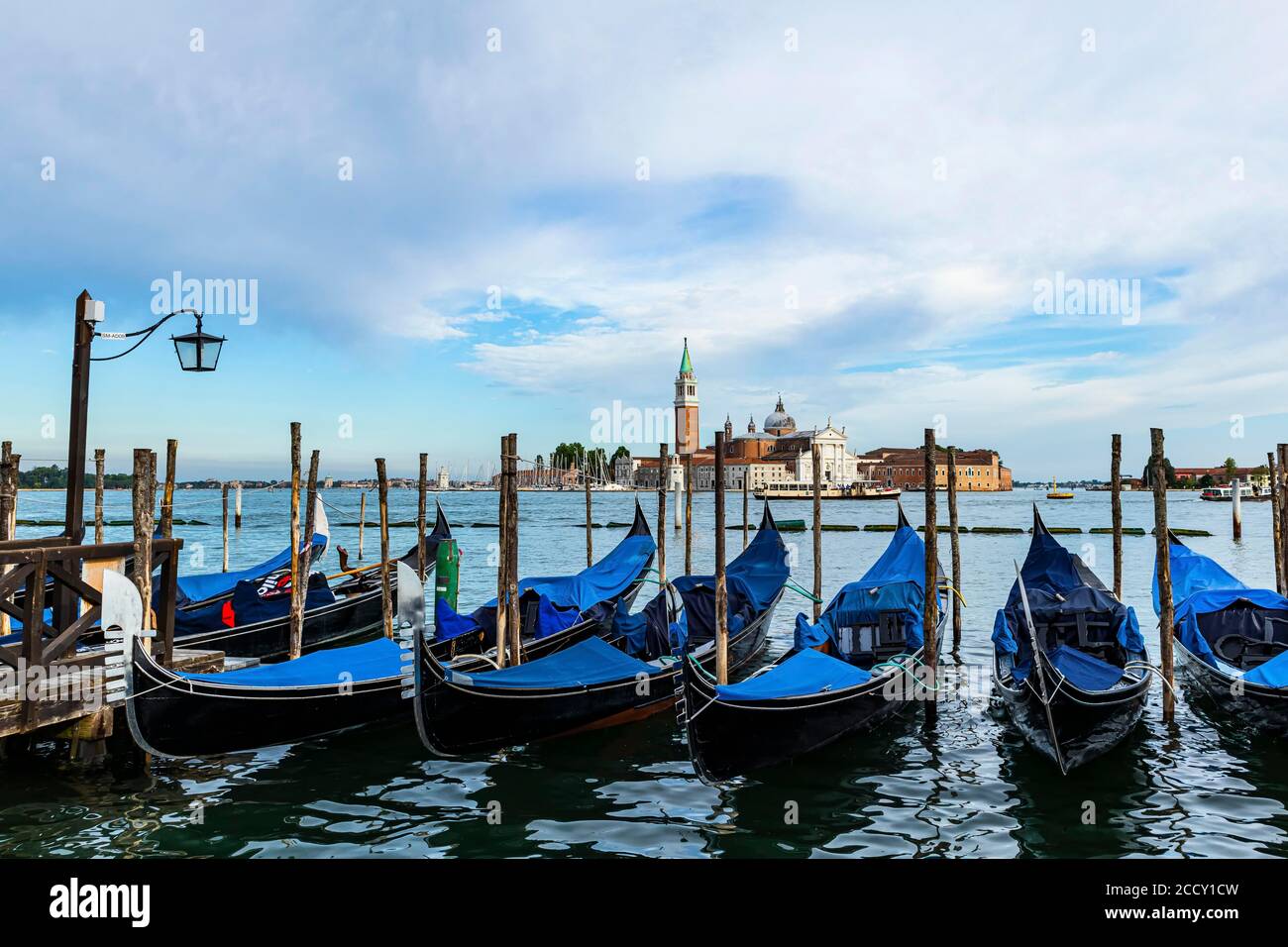 Parking gondoles à la fin de Piazzetta San Marco avec vue sur la basilique de San Giorgio Maggiore, Venise, Vénétie, Italie Banque D'Images