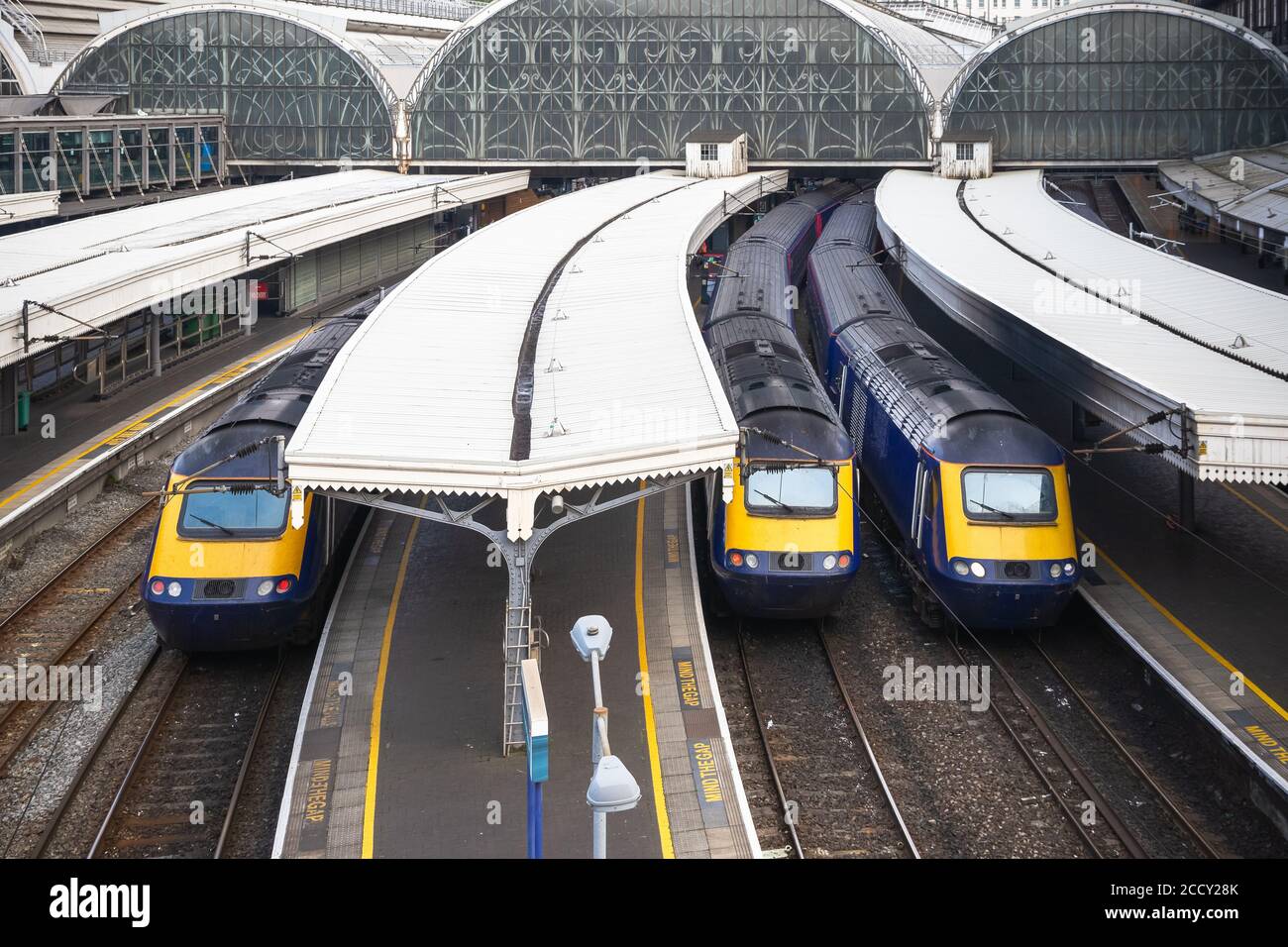 Gare de Paddington à Londres, trains en attente de départ Banque D'Images