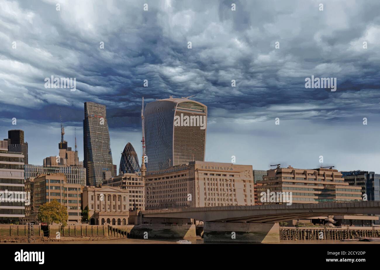 Skyline de Londres contre un ciel orageux très sombre Banque D'Images