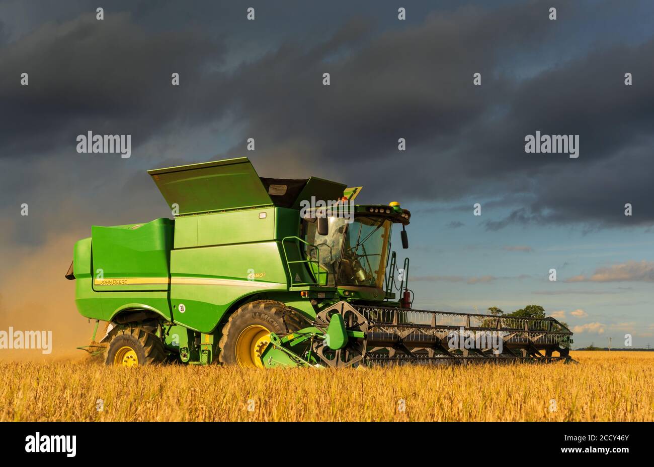 Moissonneuse-batteuse récoltant de l'orge dans un champ. Banque D'Images