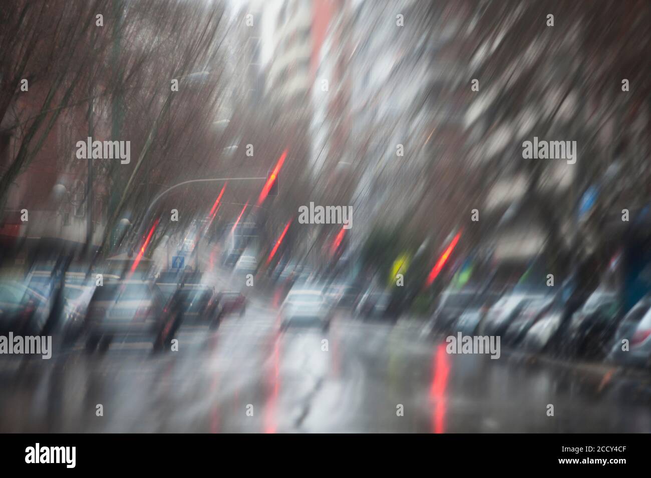 Une image floue de la rue avec les voitures et la circulation lumières prises de l'intérieur de la voiture pendant une journée de pluie À Madrid Banque D'Images