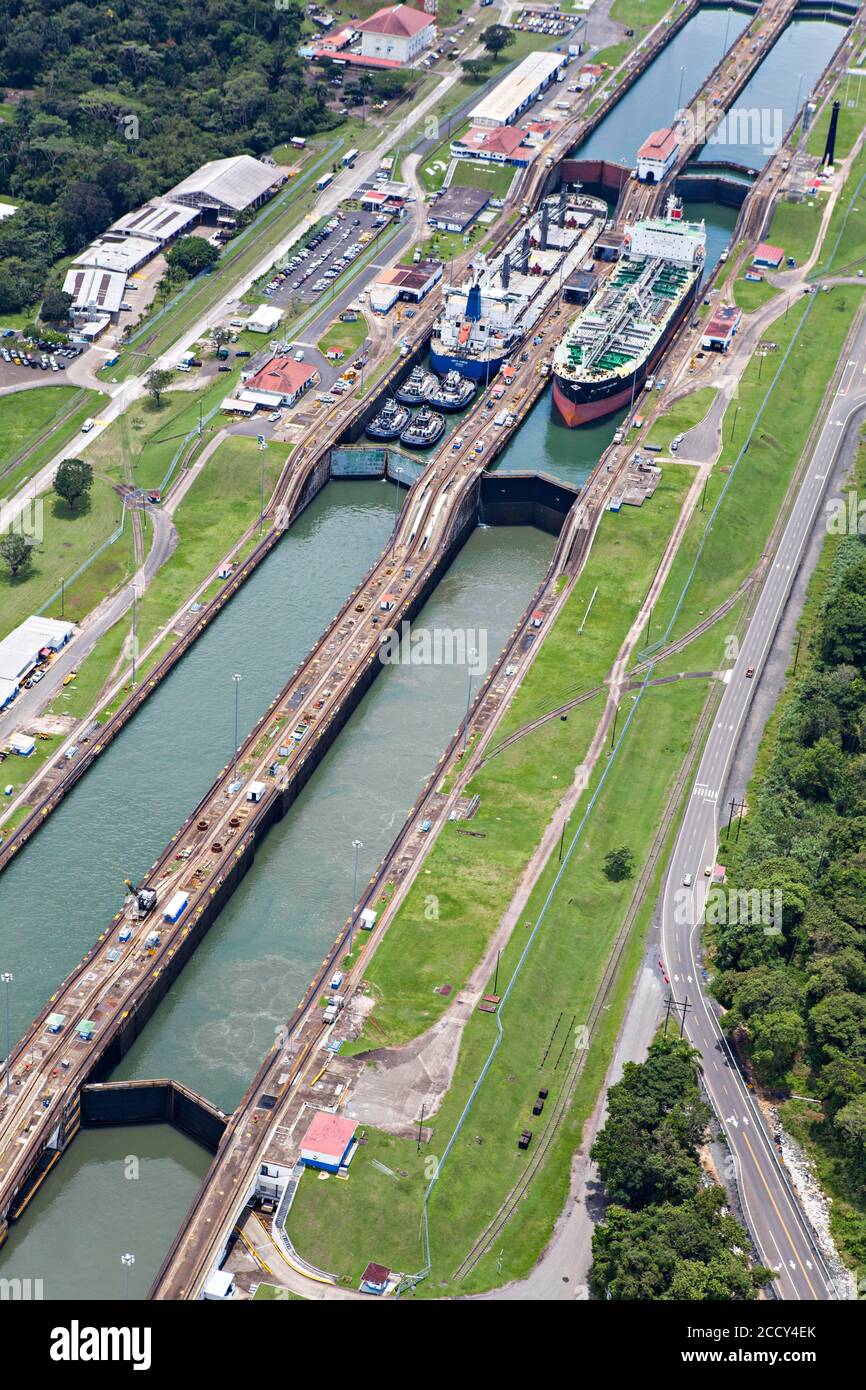 Des navires-citernes à gaz et à carburant traversent l'écluse de Gatun du côté Pacifique, canal de Panama, Panama Banque D'Images