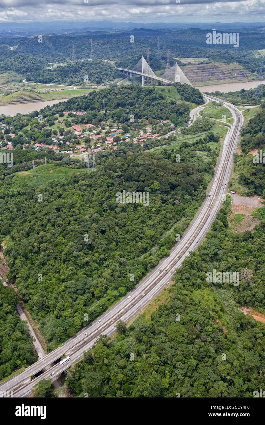 La route panaméricaine à travers la forêt tropicale avec pont sur le canal de Panama, Panama Banque D'Images