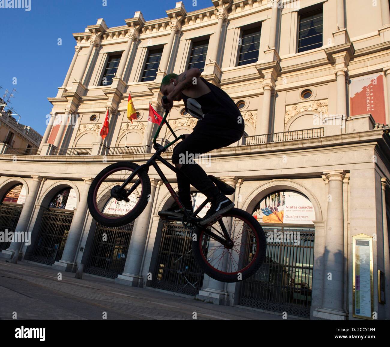Jeune avec BMX en face du Real Theatre, Madrid, Espagne Banque D'Images