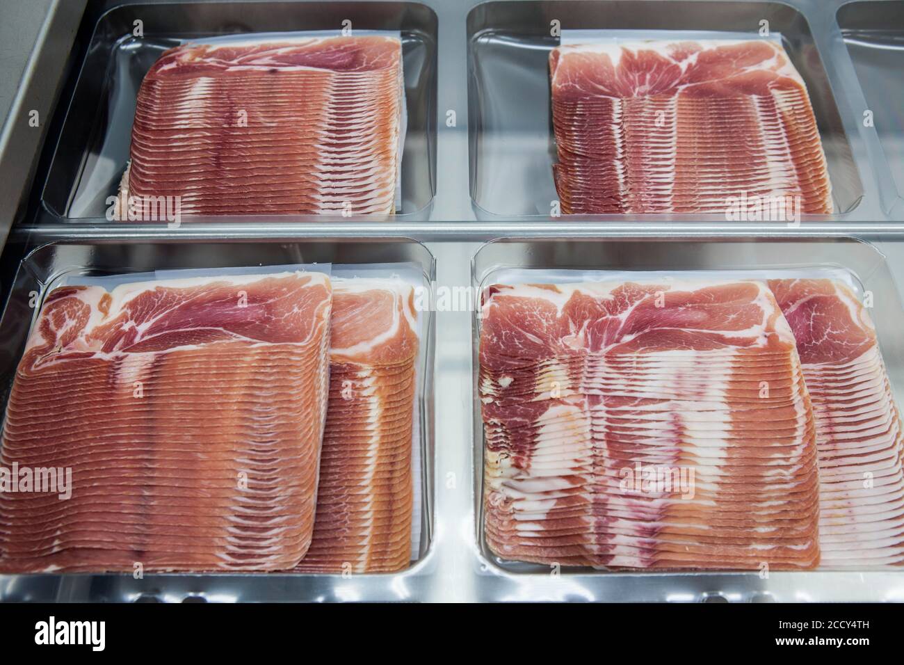 Jambon cru emballé, usine de Cantimpalos, province de Segovia, Espagne Banque D'Images