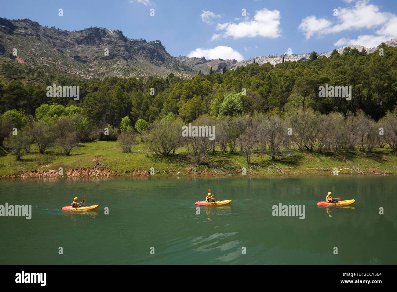 Kayak sur le fleuve Guadalquivir, parc naturel de Cazorla, province de Jaen, Espagne Banque D'Images