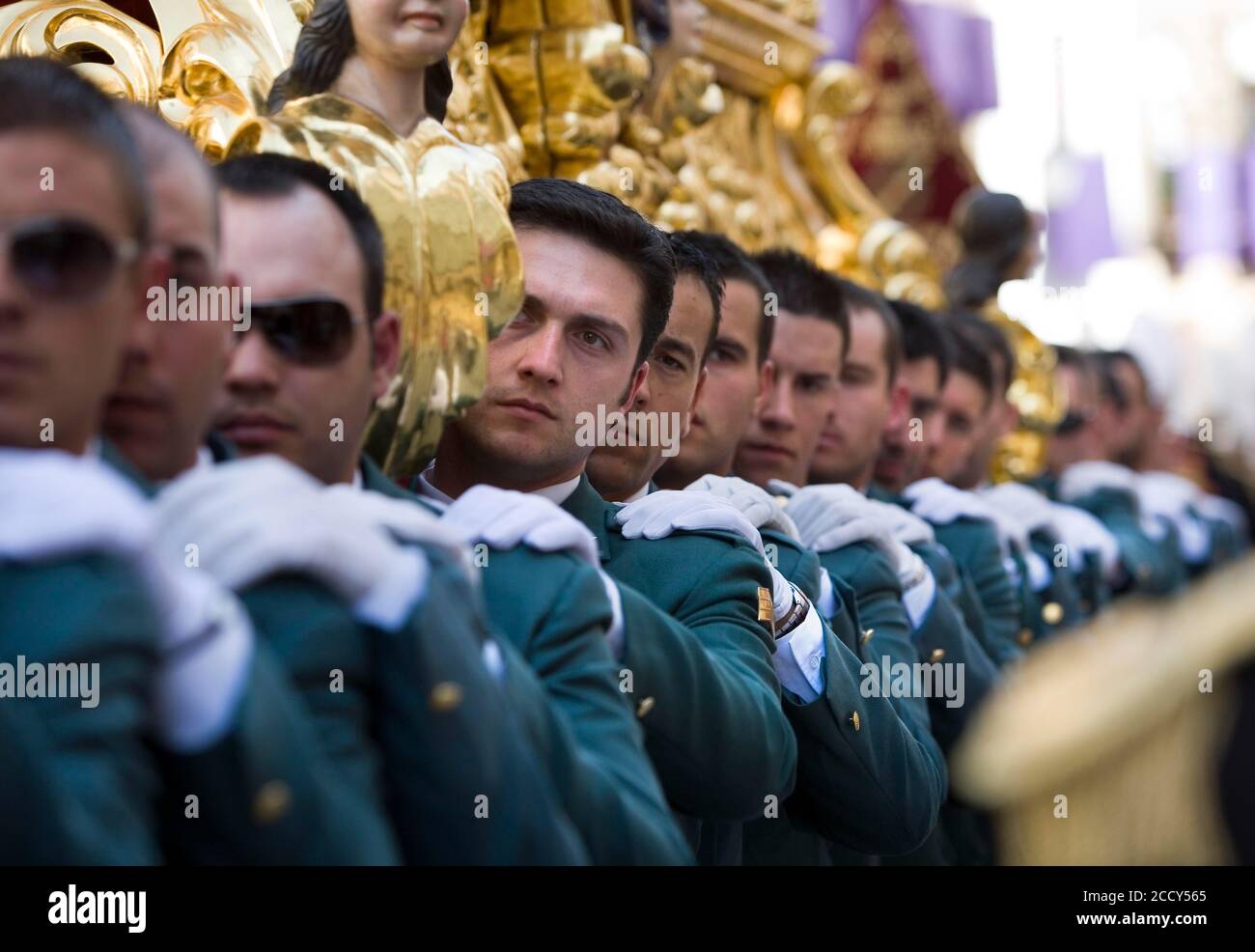 Policiers de la Fraternité pendant la procession de la semaine Sainte à Baeza, province de Jaen, Espagne Banque D'Images