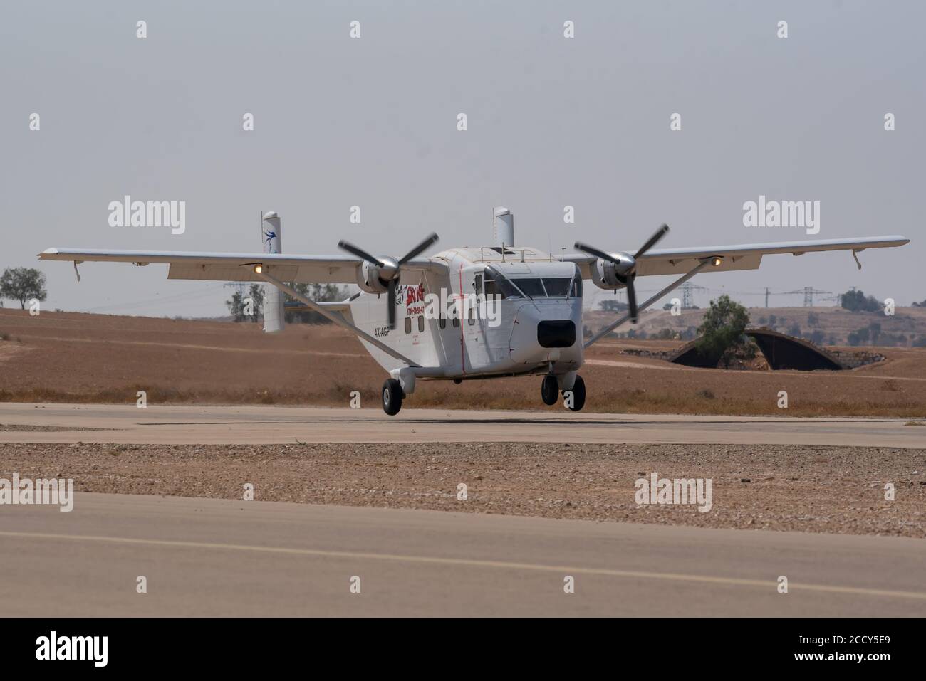 Court avion SC-7 Skyvan 3-100 au décollage avec un groupe de cavaliers à bord. Photographié dans un centre de Skydive en Israël Banque D'Images