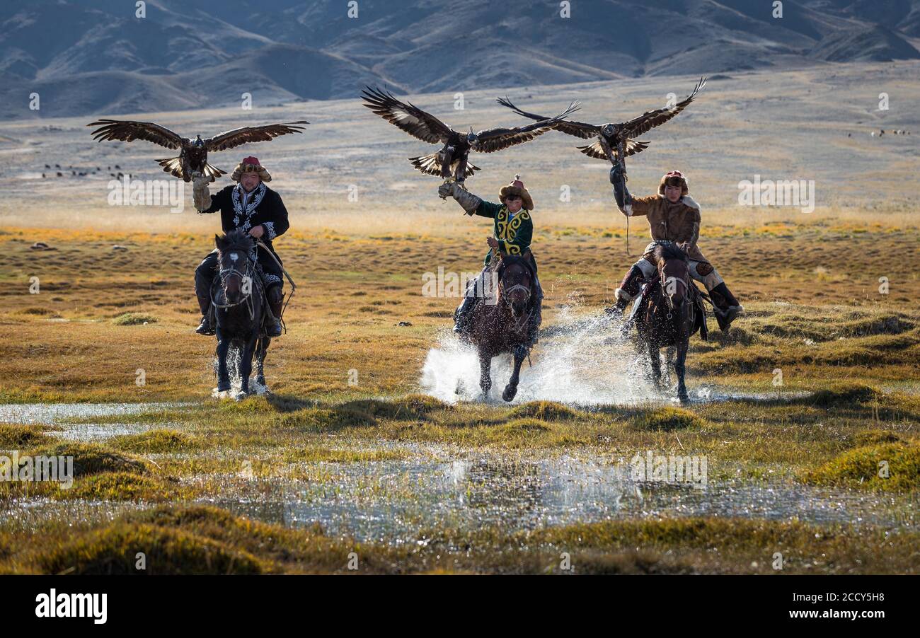 Jeunes chasseurs d'aigles. Province de Bayan-Ulgii, Mongolie Banque D'Images