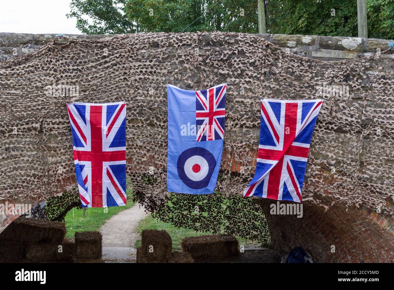 Royal Air Force signe le drapeau et deux drapeaux Union Jack à l'événement Village at War, Stoke Bruerne, Northamptonshire, Royaume-Uni Banque D'Images