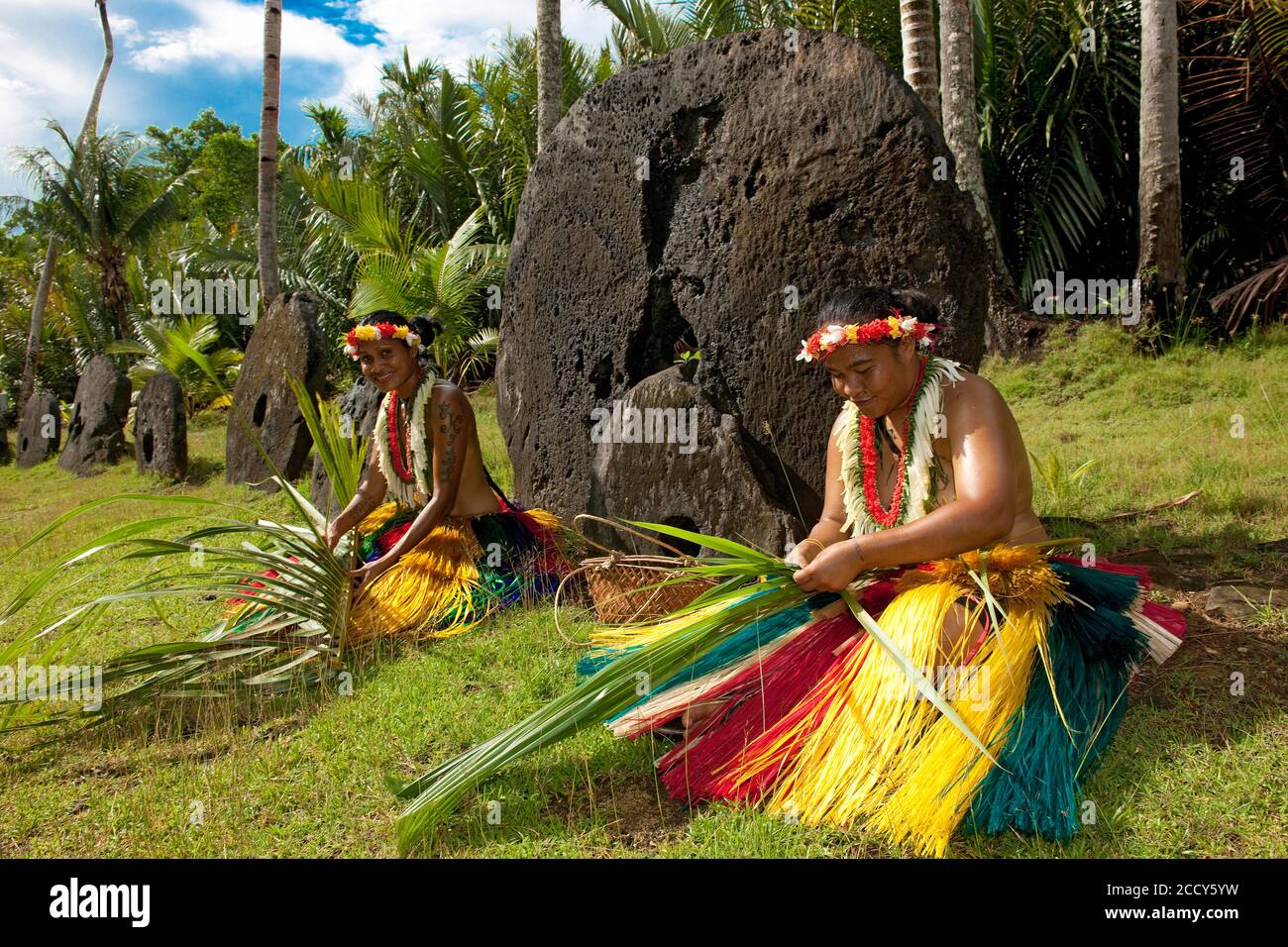 La femme indigène armure des feuilles de palmier, à l'arrière de la tête, argent de pierre, banque d'argent de pierre, Yap Island, Micronésie Banque D'Images