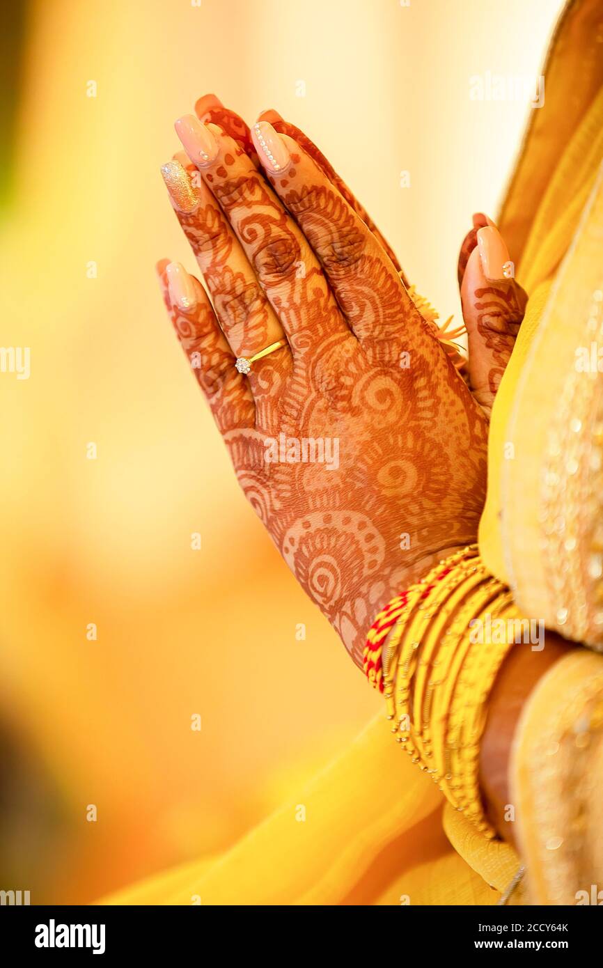 Hindou Bride croisant les mains peintes avec le henné pour la prière à la veille du mariage, Inde Banque D'Images