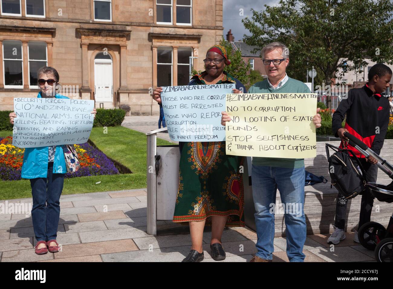 Les partisans de la vie au Zimbabwe ont de la place à Helensburgh, en Écosse, avec des pancartes. Banque D'Images