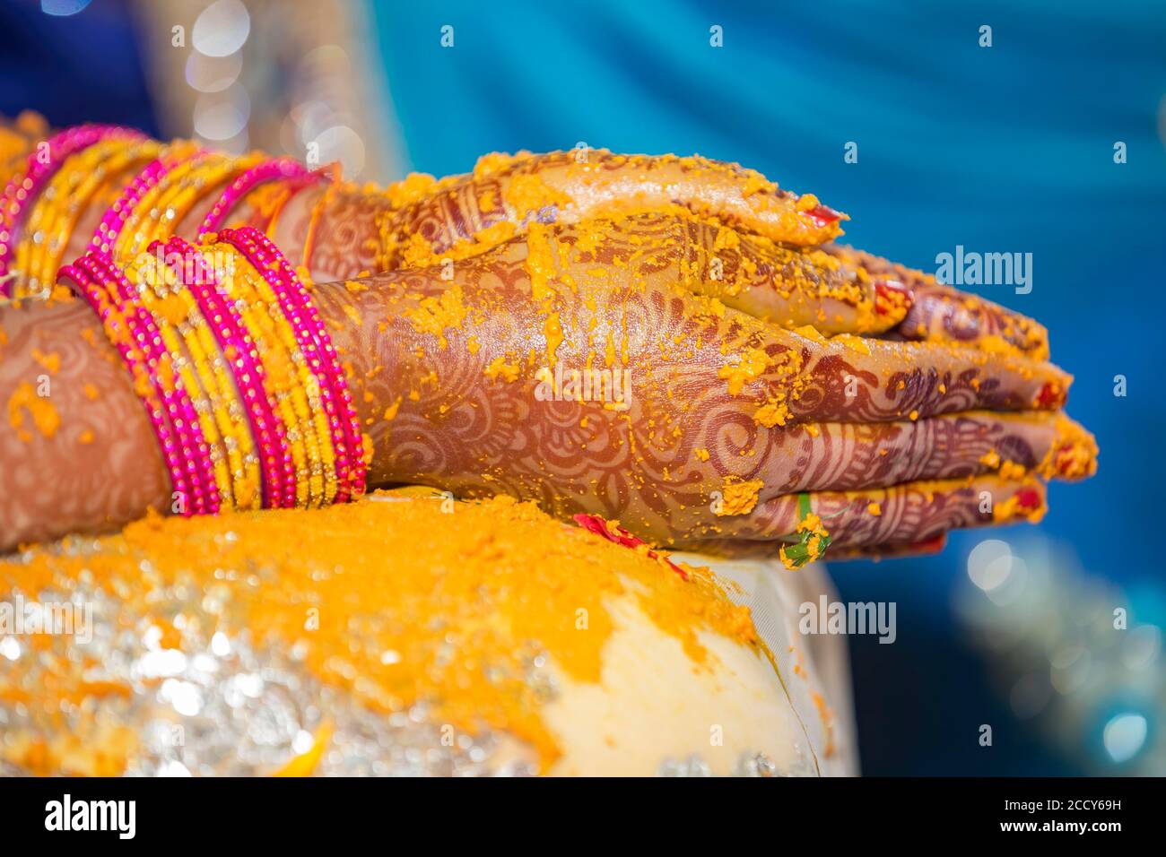 Hindou Bride croisant les mains peintes avec le henné pour la prière à la veille du mariage, Inde Banque D'Images