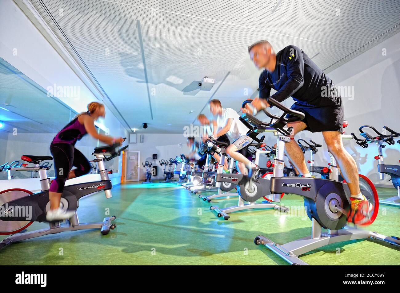 Les gens s'entraînent à domicile dans un studio de fitness, en Allemagne Banque D'Images