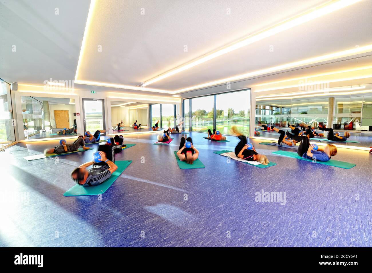 Les visiteurs s'entraînent dans un studio de fitness, en Allemagne Banque D'Images